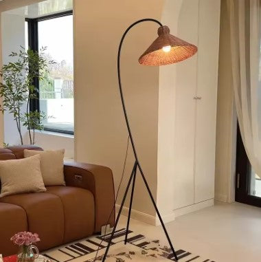 Lampadaire en rotin chapeau