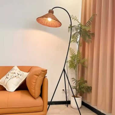 Lampadaire en rotin chapeau