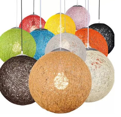 Luminaire en rotin boule coloré